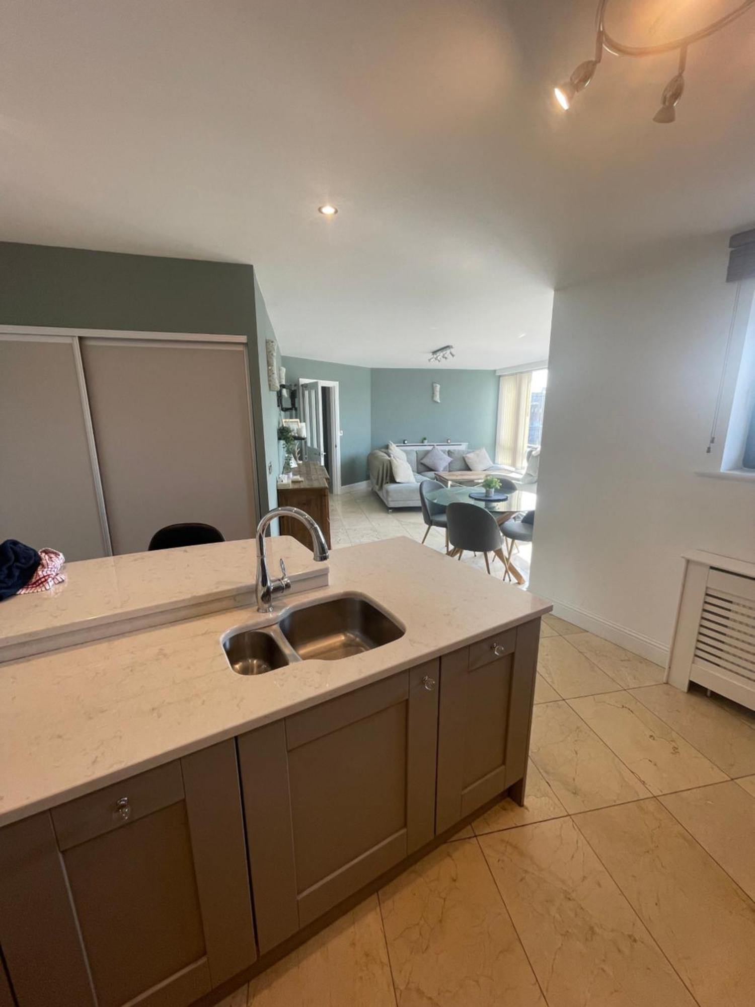 Fabulous And Sunny 2 Bed Apartment, In City Centre Cork Exterior photo
